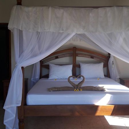 Warung Pantai Bungalows Амед Экстерьер фото