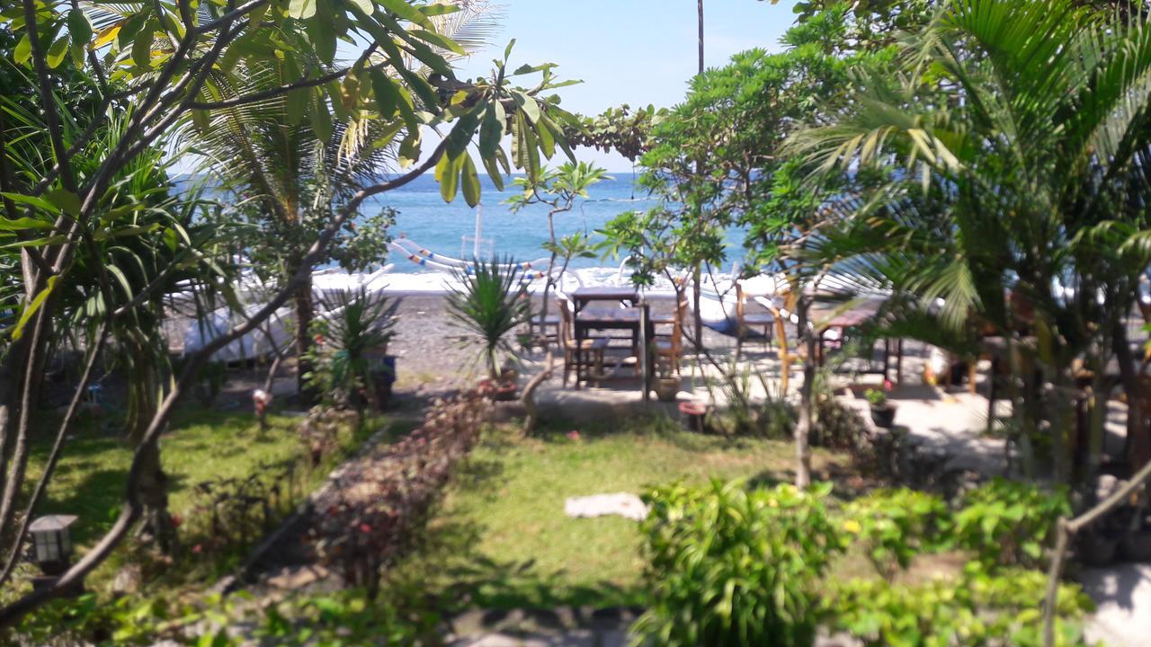 Warung Pantai Bungalows Амед Экстерьер фото